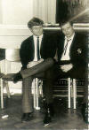 ”Bænkevarmere” i Brønshøj Husum Ungdomsgård, København NV, mens Sebastian får lov til at spille i pausen 1965